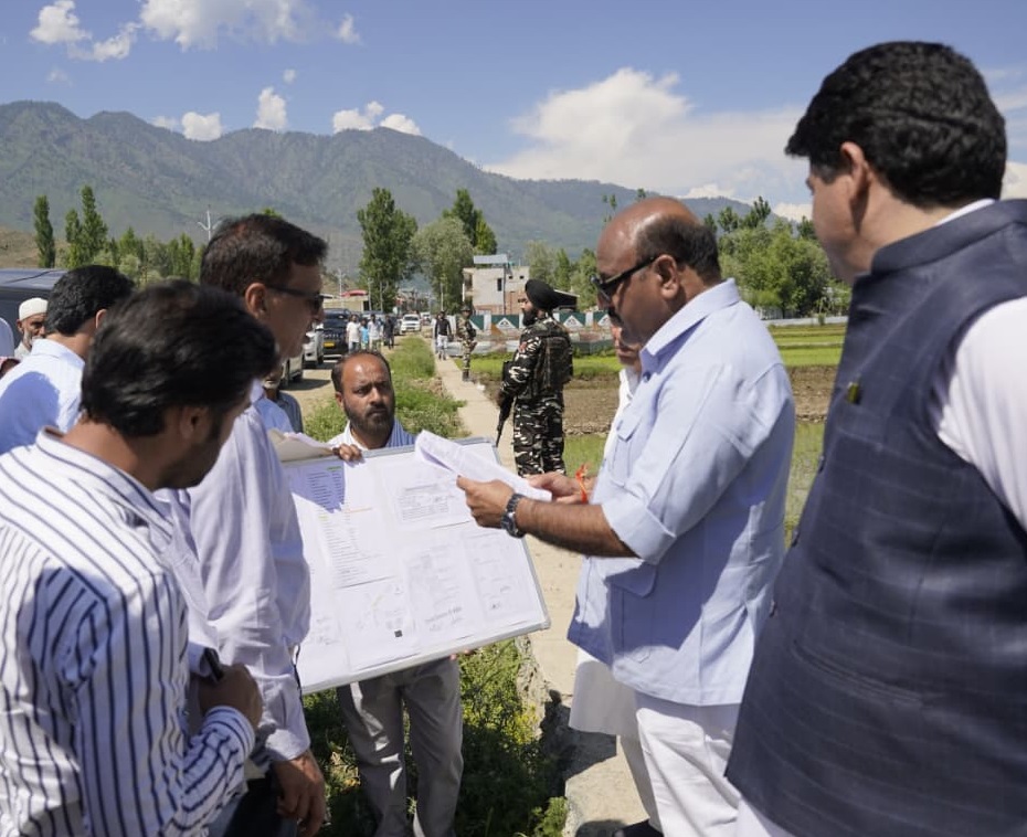 Deputy Chief Minister Surinder Choudhary conducted an extensive tour of Bandipora district-10-3