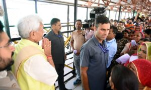 Lieutenant Governor Sh Manoj Sinha visits Pantha Chowk Yatra Transit Camp and Yatri Niwas in Srinagar_ reviews arrangements for pilgrims (4)