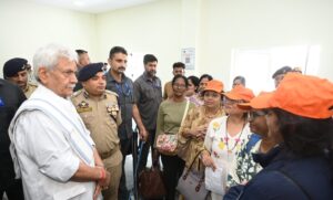 Lieutenant Governor Shri Manoj Sinha visited Baltal Base Camp, reviewed arrangements for pilgrims of Baba Amarnath (4)